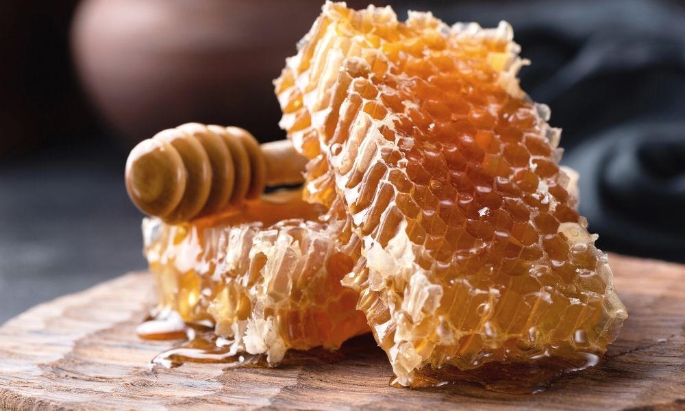 Is Honeycomb Edible and How ? – Smiley Honey